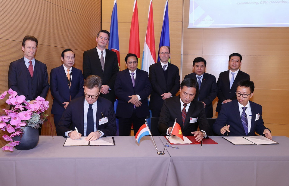 Thủ tướng Phạm Minh Chính chứng kiến lễ ký kết giữa Việt Nam và Luxembourg. (Ảnh: Dương Giang/TTXVN)