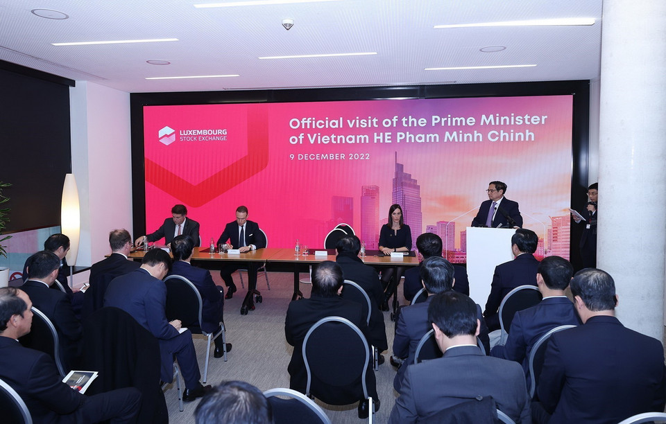 Thủ tướng Phạm Minh Chính phát biểu khi đến thăm trụ sở giao dịch chứng khoán Luxembourg. (Ảnh: Dương Giang/TTXVN)