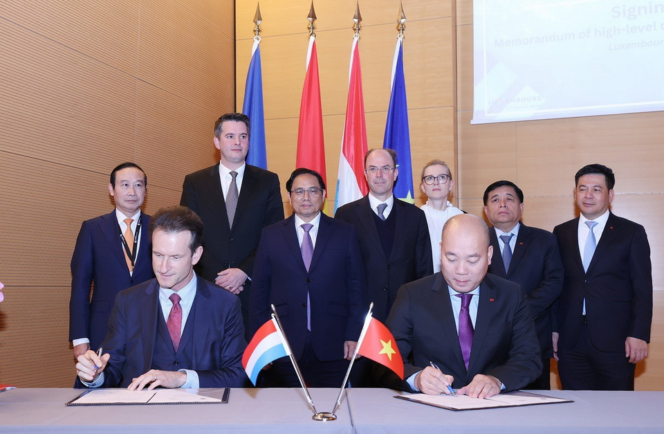 Thủ tướng Phạm Minh Chính chứng kiến lễ ký kết giữa Việt Nam và Luxembourg. (Ảnh: Dương Giang/TTXVN)