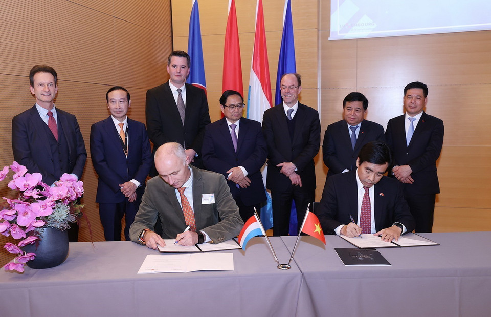 Thủ tướng Phạm Minh Chính chứng kiến lễ ký kết giữa Việt Nam và Luxembourg. (Ảnh: Dương Giang/TTXVN)