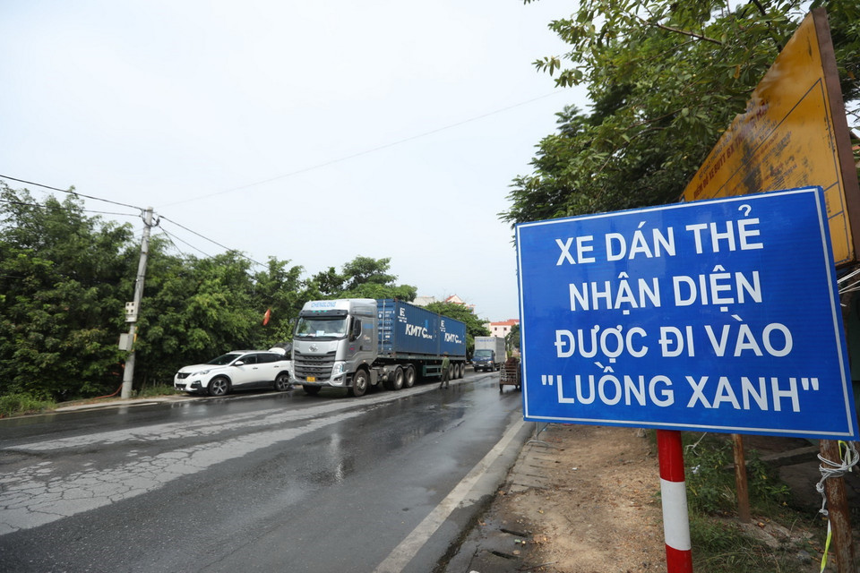  Biển thông báo cho các xe đã đăng ký thẻ nhận diện được đi vào luồng xanh, tạo điều kiện lưu thông tránh ùn tắc cục bộ. (Ảnh: Minh Quyết/TTXVN)