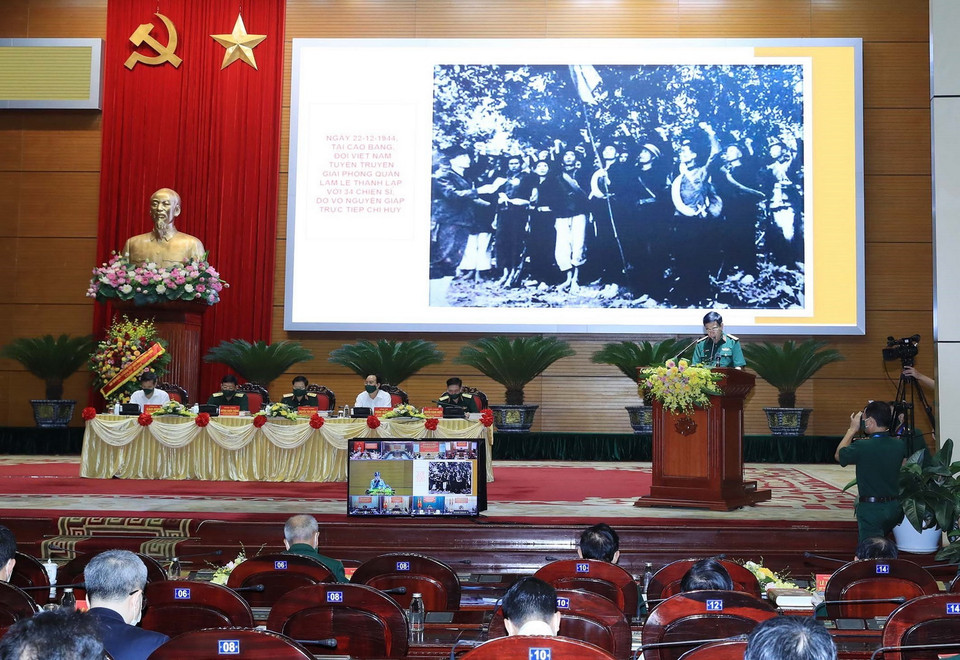  Đại tướng Phan Văn Giang, Ủy viên Bộ Chính trị, Bộ trưởng Bộ Quốc phòng, đọc tham luận. (Ảnh: Trọng Đức/TTXVN)