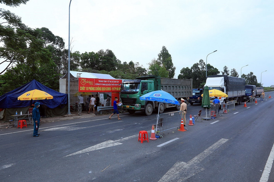  Tại các chốt kiểm dịch, lực lượng chức năng túc trực 24/24 giờ để kiểm tra, kiểm soát các phương tiện ra, vào cửa ngõ thành phố. (Ảnh: Tuấn Anh/TTXVN)