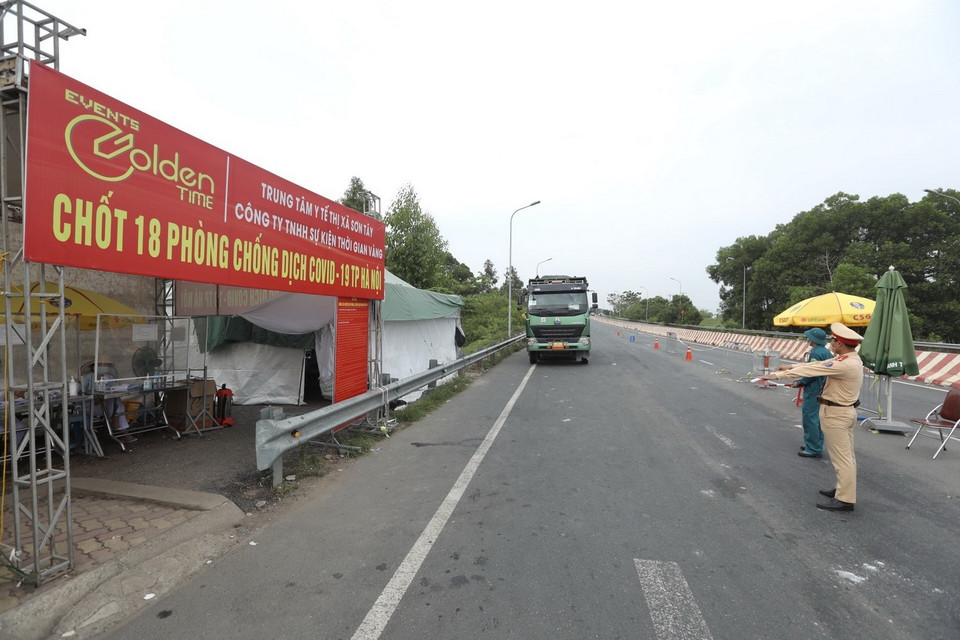  Lực lượng Cảnh sát giao thông Đội 3 và Thanh tra giao thông quận Từ Liêm được tăng cường tại chốt kiểm soát đầu cầu Vĩnh Thịnh, thị xã Sơn Tây. (Ảnh: Minh Quyết/TTXVN)