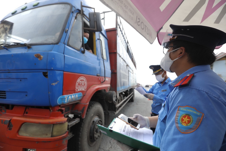  Chốt kiểm soát đầu cầu Trung Hà (huyện Ba Vì) kiểm tra giấy tờ của người và phương tiện khi qua chốt. (Ảnh: Minh Quyết/TTXVN)