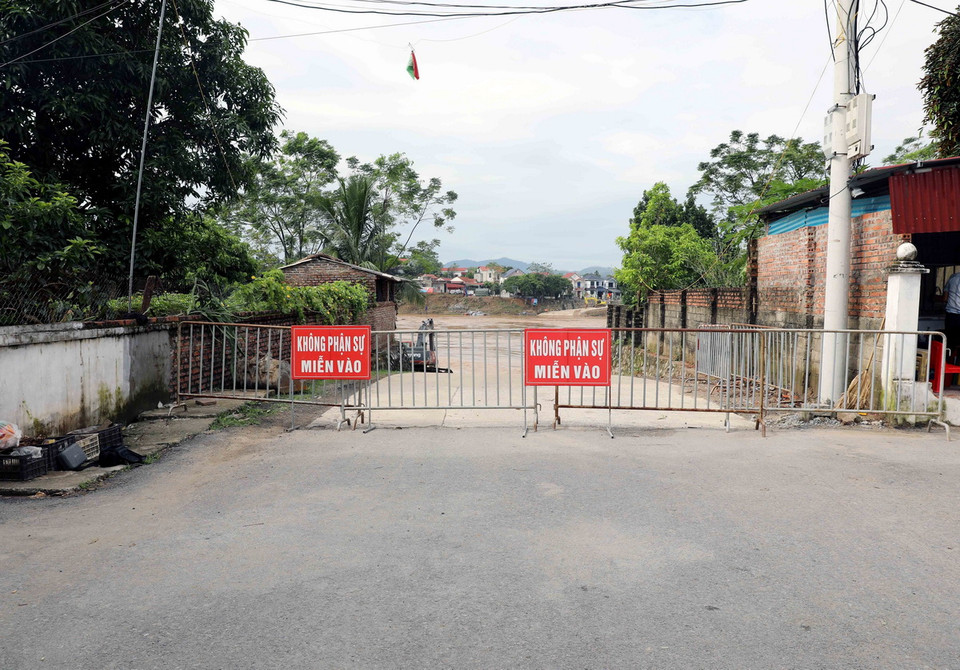 Sau khi tạm đóng cầu, các lực lượng chức năng đã cắm biến báo không cho người và phương tiện qua lại, đồng thời hướng dẫn người dân và các phương tiện tham gia giao thông di chuyển theo các tuyến đường khác. (Ảnh: Tạ Toàn/TTXVN)