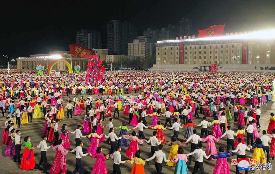 Sinh viên Triều Tiên biểu diễn văn nghệ chào mừng 109 năm ngày sinh cố Chủ tịch Kim Nhật Thành tại Bình Nhưỡng, ngày 15/4. (Ảnh: Yonhap/TTXVN