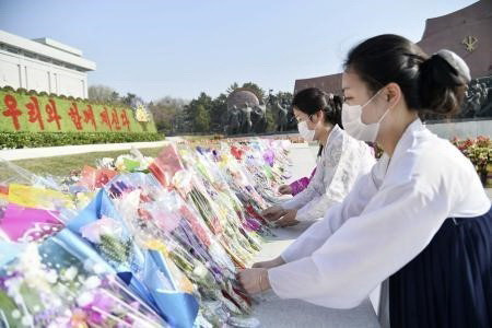 Người dân dâng hoa nhân kỷ niệm 109 năm ngày sinh cố Chủ tịch Kim Nhật Thành tại Đài tưởng niệm Mansu Hill ở thủ đô Bình Nhưỡng, Triều Tiên, ngày 15/4. (Ảnh: Kyodo/TTXVN)