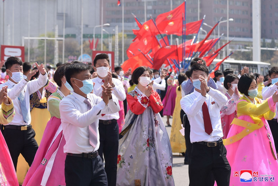 Thanh niên Triều Tiên tham gia các hoạt động kỷ niệm 109 năm ngày sinh cố Chủ tịch Kim Nhật Thành tại Bình Nhưỡng, ngày 15/4. (Ảnh: Yonhap/TTXVN)