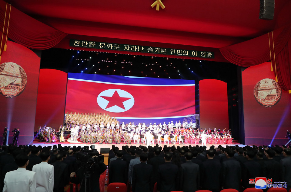 Biểu diễn văn nghệ kỷ niệm 109 năm ngày sinh cố Chủ tịch Kim Nhật Thành tại Bình Nhưỡng, Triều Tiên, ngày 15/4. (Ảnh: Yonhap/TTXVN)