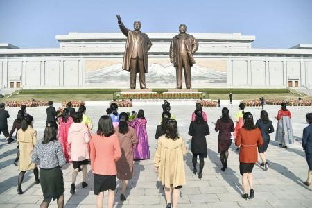 Người dân dâng hoa nhân kỷ niệm 109 năm ngày sinh cố Chủ tịch Kim Nhật Thành tại Đài tưởng niệm Mansu Hill ở thủ đô Bình Nhưỡng, Triều Tiên, ngày 15/4. (Ảnh: Kyodo/TTXVN)