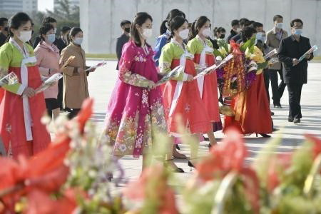 Người dân tới dâng hoa nhân kỷ niệm 109 năm ngày sinh cố Chủ tịch Kim Nhật Thành tại Đài tưởng niệm Mansu Hill ở thủ đô Bình Nhưỡng, Triều Tiên, ngày 15/4. (Ảnh: Kyodo/TTXVN)