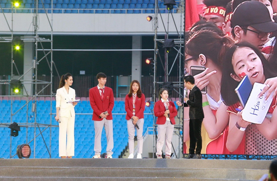 Các vận động viên giành huy chương ASIAD 2018 tham gia giao lưu (từ trái qua phải): Nguyễn Huy Hoàng (Huy chương Bạc môn bơi, nội dung 1.500m tự do), Bùi Thị Thu Thảo (Huy chương Vàng môn điền kinh, nội dung nhảy xa nữ), Dương Thị Thanh Minh (Huy chương Đồng môn Jujitsu). (Ảnh: Trọng Đạt/TTXVN)