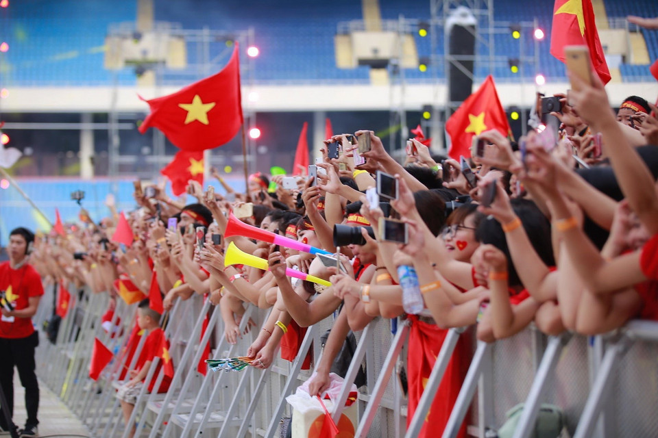 Người hâm mộ có mặt trên khán đài sân vận động Mỹ Đình để cổ vũ cho đoàn Thể thao Việt Nam. (Ảnh: Trọng Đạt/TTXVN)