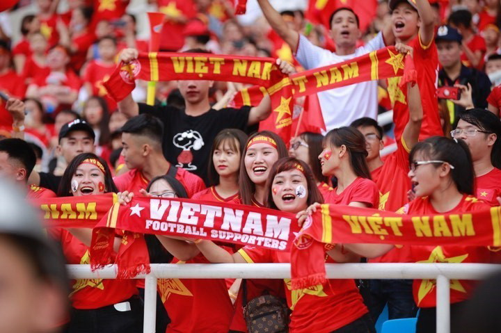 Người hâm mộ có mặt trên khán đài sân vận động Mỹ Đình để cổ vũ cho đoàn Thể thao Việt Nam. (Ảnh: Trọng Đạt/TTXVN)