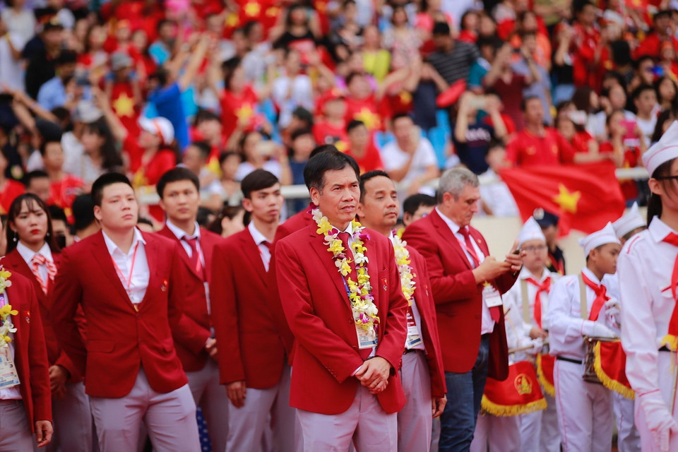 Ông Trần Đức Phấn (đeo hoa), Phó Tổng cục trưởng Tổng cục Thể dục thể thao, Trưởng đoàn Thể thao Việt Nam dự ASIAD 2018 cùng các thành viên Đoàn Thể thao Việt Nam dự chương trình Tự hào Việt Nam. (Ảnh: Trọng Đạt/TTXVN)