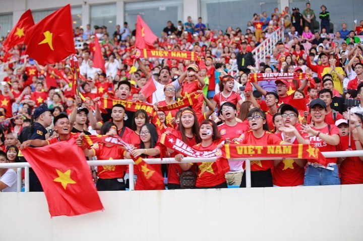 Người hâm mộ có mặt trên khán đài sân vận động Mỹ Đình để cổ vũ cho đoàn Thể thao Việt Nam. (Ảnh: Trọng Đạt/TTXVN)