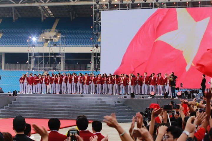 Các thành viên Đoàn thể thao Việt Nam dự chương trình Tự hào Việt Nam. (Ảnh: Trọng Đạt/TTXVN)