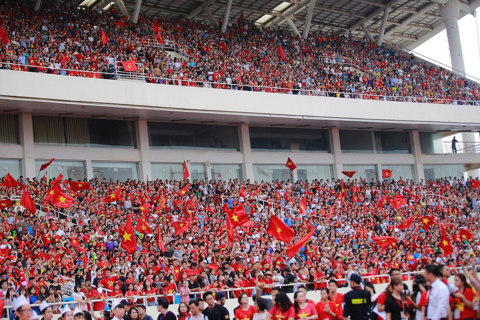 Người hâm mộ có mặt trên khán đài sân vận động Mỹ Đình để cổ vũ cho đoàn Thể thao Việt Nam. (Ảnh: Trọng Đạt/TTXVN)