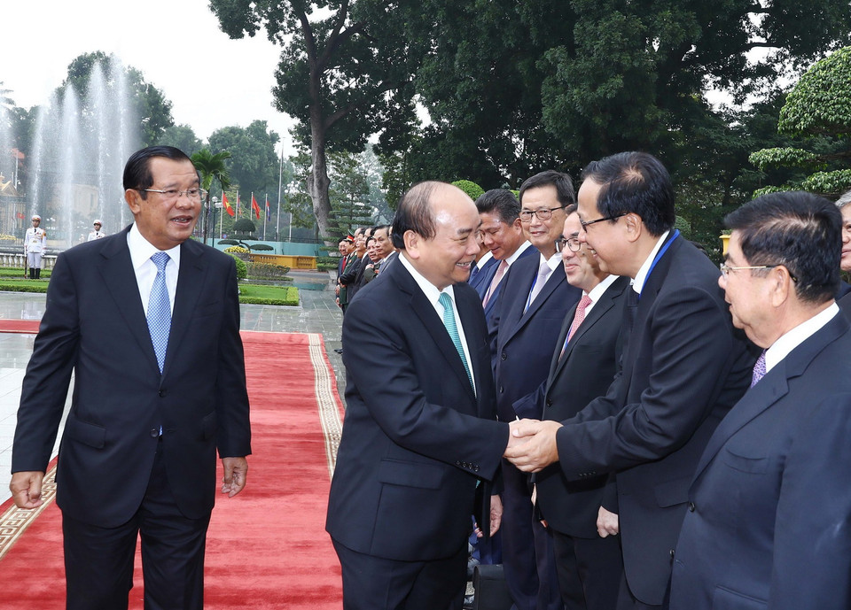 Thủ tướng Nguyễn Xuân Phúc bắt tay các thành viên chính thức đoàn Campuchia. (Ảnh: Thống Nhất/TTXVN)