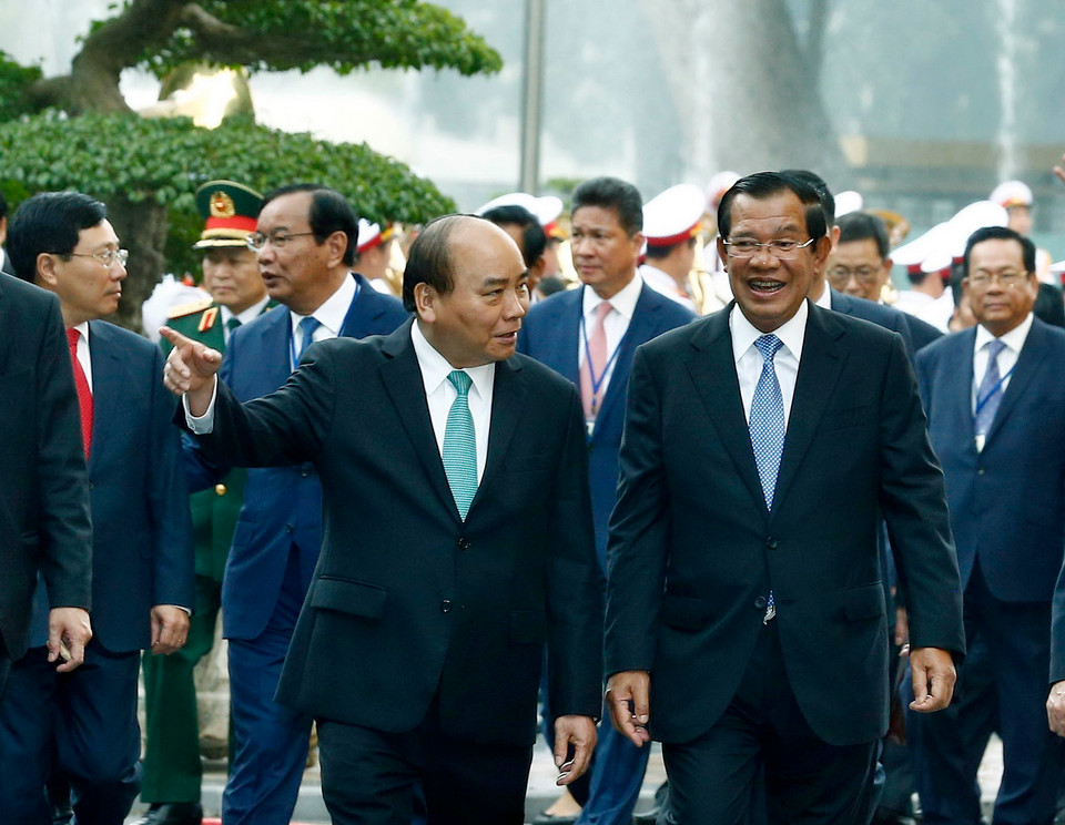 Thủ tướng Nguyễn Xuân Phúc trao đổi thân mật với Thủ tướng Campuchia Samdech Techo Hun Sen trên đường đến Trụ sở Chính phủ để hội đàm. (Ảnh: Văn Điệp/TTXVN)