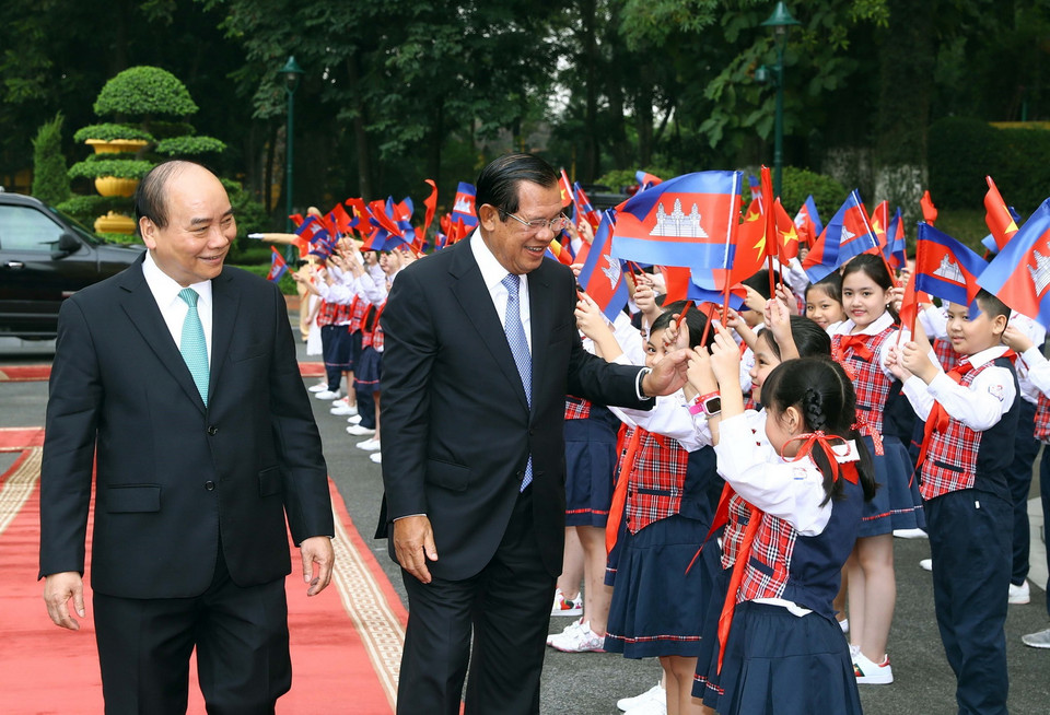 Thủ tướng Nguyễn Xuân Phúc và Thủ tướng Campuchia Samdech Techo Hun Sen với thiếu nhi Hà Nội tại lễ đón. (Ảnh: Thống Nhất/TTXVN)