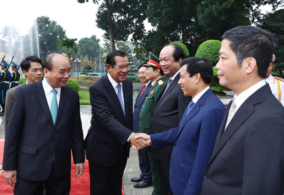 Thủ tướng Campuchia Samdech Techo Hun Sen bắt tay các thành viên chính thức đoàn Việt Nam tham dự lễ đón. (Ảnh: Thống Nhất/TTXVN)