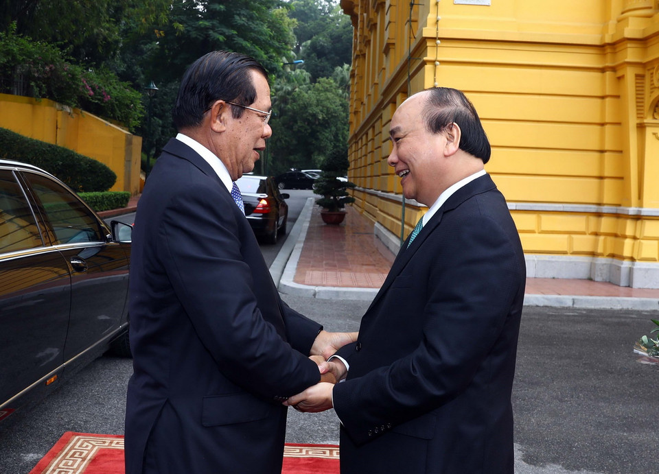 Thủ tướng Nguyễn Xuân Phúc đón Thủ tướng Campuchia Samdech Techo Hun Sen. (Ảnh: Thống Nhất/TTXVN)