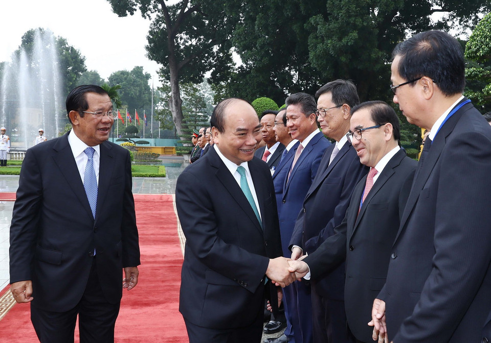 Thủ tướng Nguyễn Xuân Phúc bắt tay các thành viên chính thức đoàn Campuchia. (Ảnh: Thống Nhất/TTXVN)