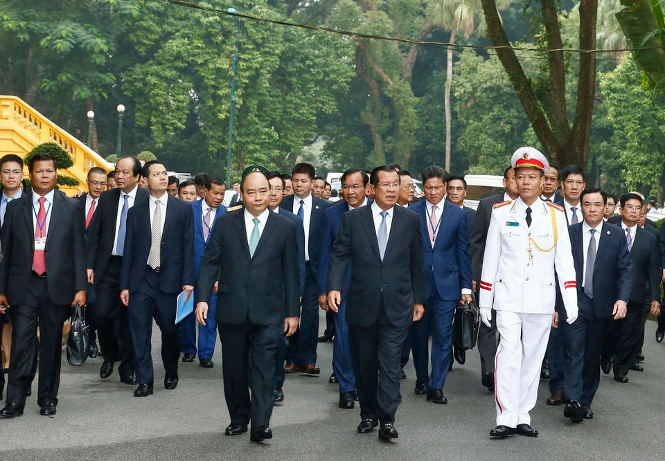 Thủ tướng Nguyễn Xuân Phúc trao đổi thân mật với Thủ tướng Campuchia Samdech Techo Hun Sen trên đường đến Trụ sở Chính phủ để hội đàm. (Ảnh: Văn Điệp/TTXVN)