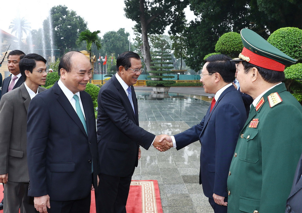 Thủ tướng Campuchia Samdech Techo Hun Sen bắt tay các thành viên chính thức đoàn Việt Nam tham dự lễ đón. (Ảnh: Thống Nhất/TTXVN)