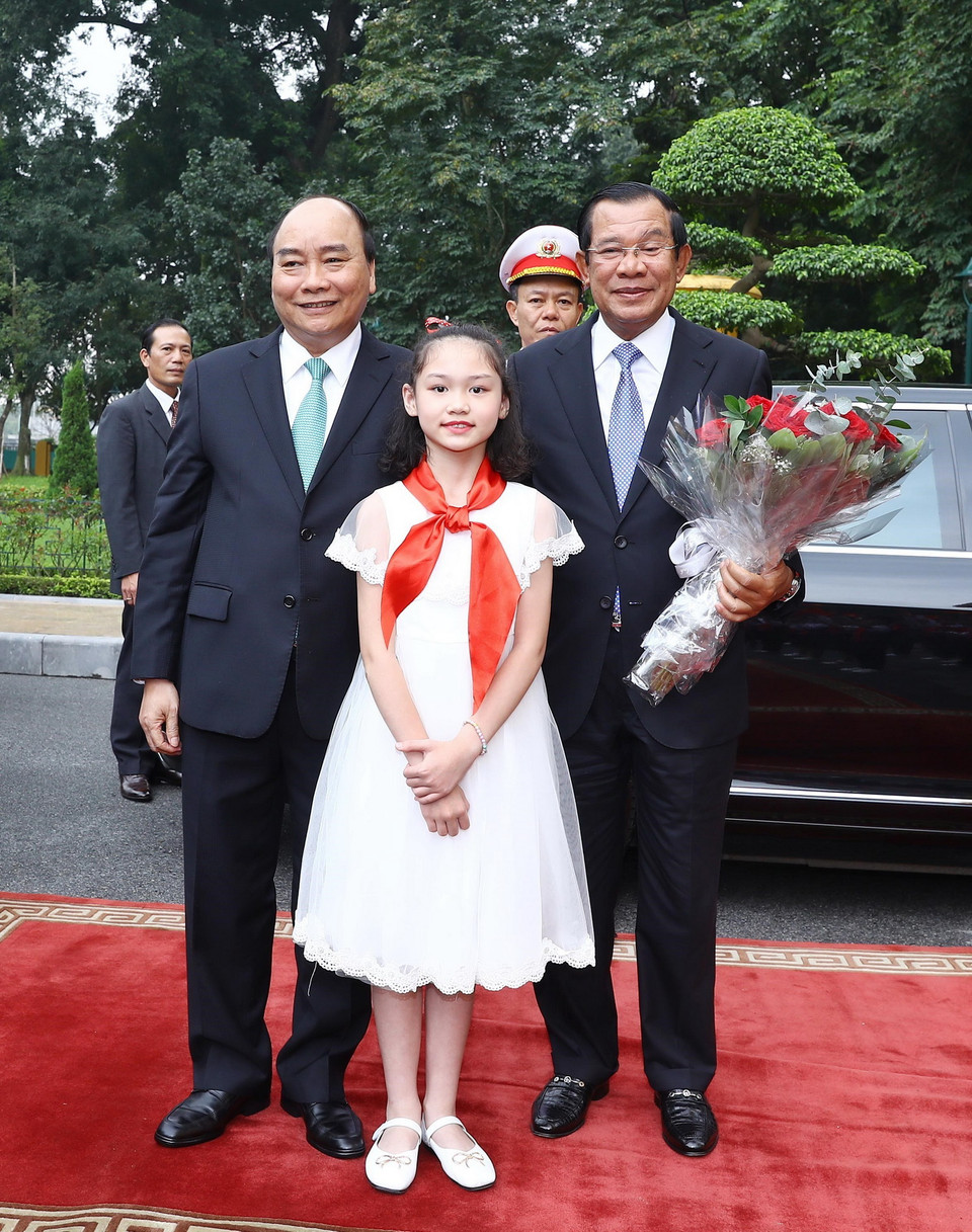 Thủ tướng Nguyễn Xuân Phúc và Thủ tướng Campuchia Samdech Techo Hun Sen tại lễ đón. (Ảnh: Thống Nhất/TTXVN)