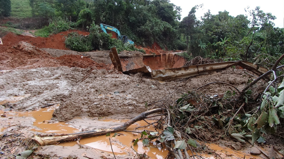 Triển khai phương tiện cơ giới khắc phục điểm sạt lở để tiếp cận hiện trường. (Ảnh: TTXVN phát)