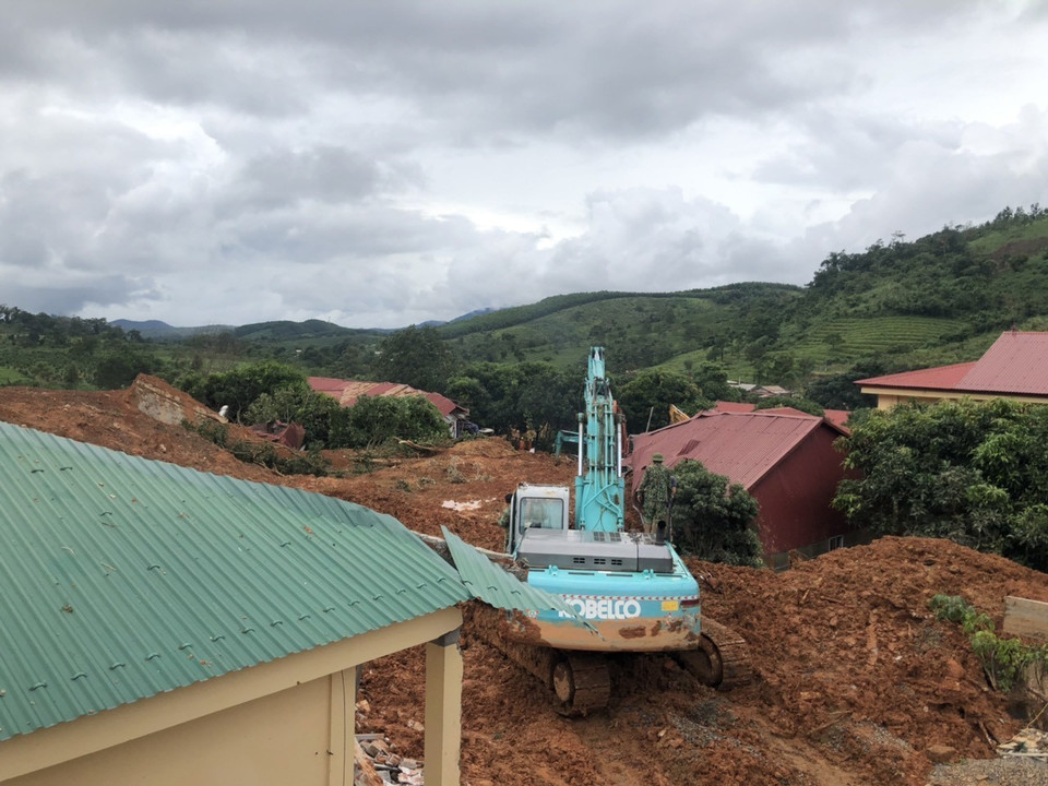 Các phương tiện nỗ lực tìm kiếm nạn nhân tại hiện trường. (Ảnh: TTXVN phát)