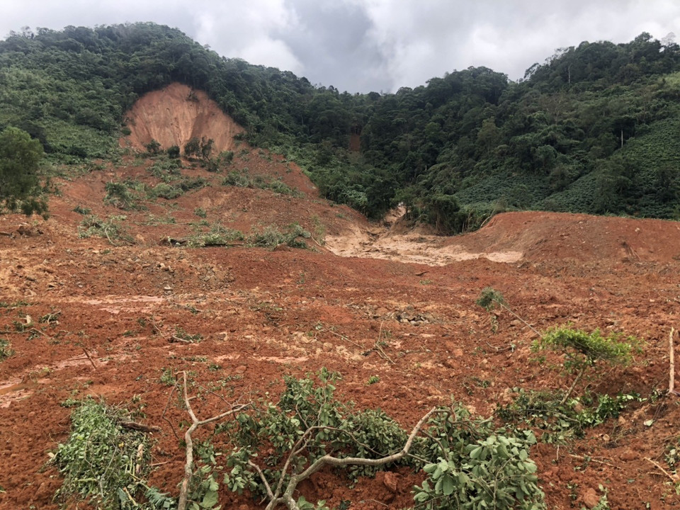 Hiện trường vụ sạt lở đất. (Ảnh: TTXVN phát)