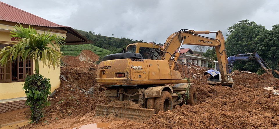 Các phương tiện nỗ lực tìm kiếm nạn nhân tại hiện trường. (Ảnh: TTXVN phát)