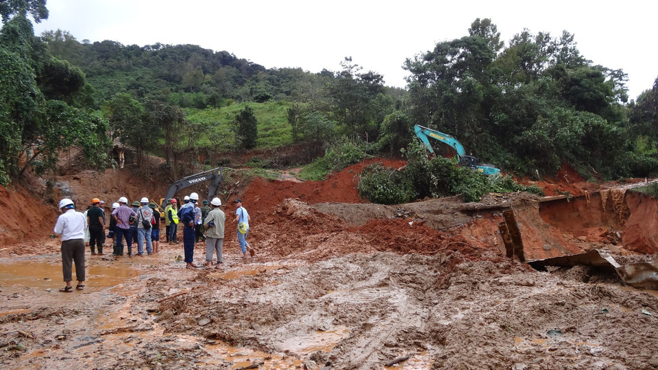 Triển khai phương tiện cơ giới khắc phục điểm sạt lở để tiếp cận hiện trường. (Ảnh: TTXVN phát)