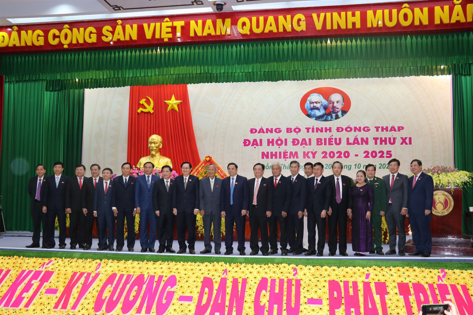 Lãnh đạo Trung ương chụp ảnh chung với đại biểu. (Ảnh: Nguyễn Văn Trí/TTXVN)