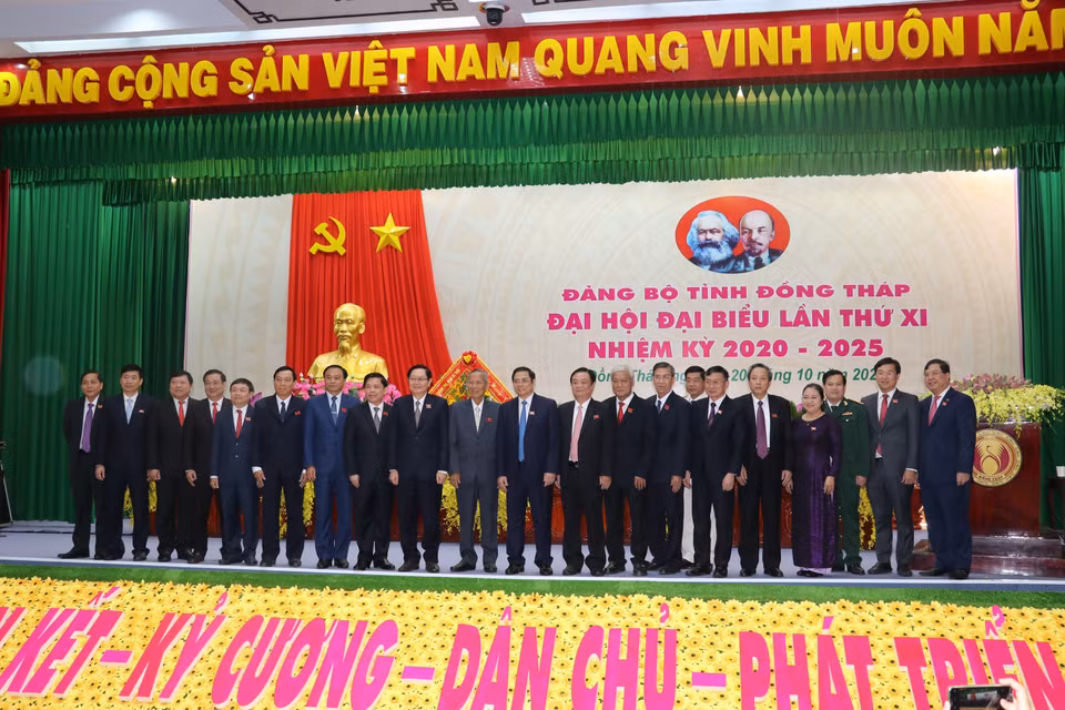 Lãnh đạo Trung ương chụp ảnh chung với đại biểu. (Ảnh: Nguyễn Văn Trí/TTXVN)