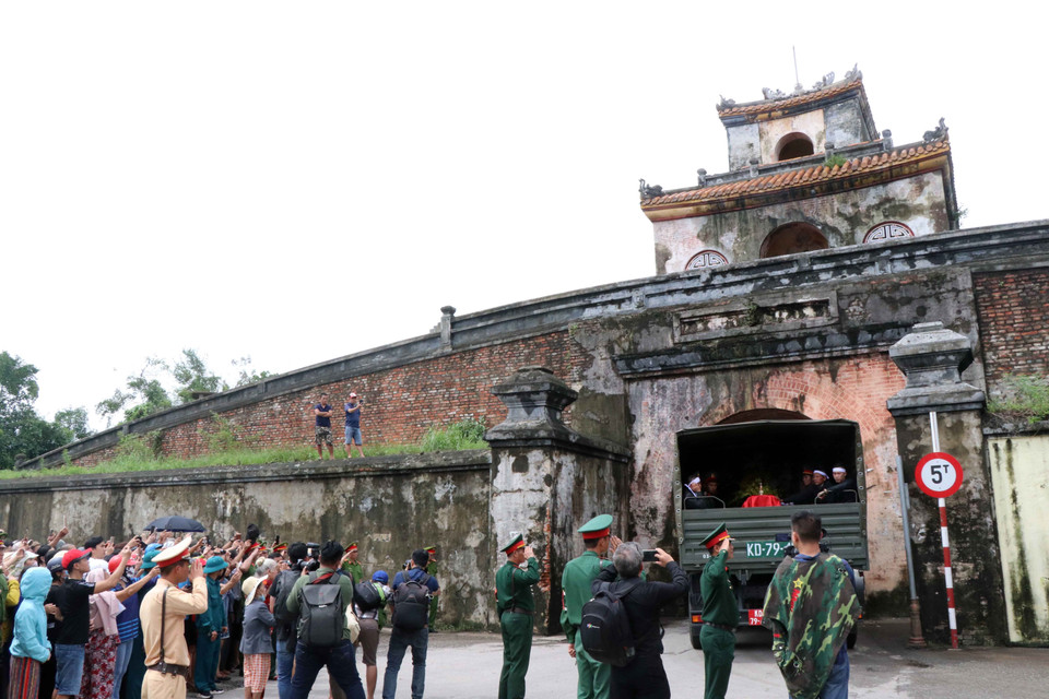 Quang cảnh lễ truy điệu, tiễn đưa các cán bộ, chiến sỹ về với đất mẹ. (Ảnh: Đỗ Trưởng/TTXVN)