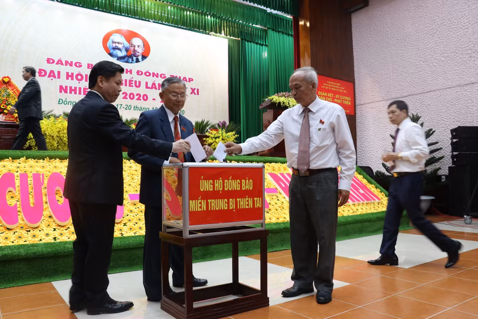  Đại biểu dự Đại hội quyên góp ủng hộ đồng bào miền Trung bị thiên tai. (Ảnh: Nguyễn Văn Trí/TTXVN)