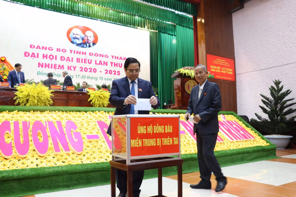 Trưởng Ban Tổ chức Trung ương Phạm Minh Chính và các đại biểu dự Đại hội quyên góp ủng hộ đồng bào miền Trung bị thiên tai.( Ảnh: Nguyễn Văn Trí/TTXVN)