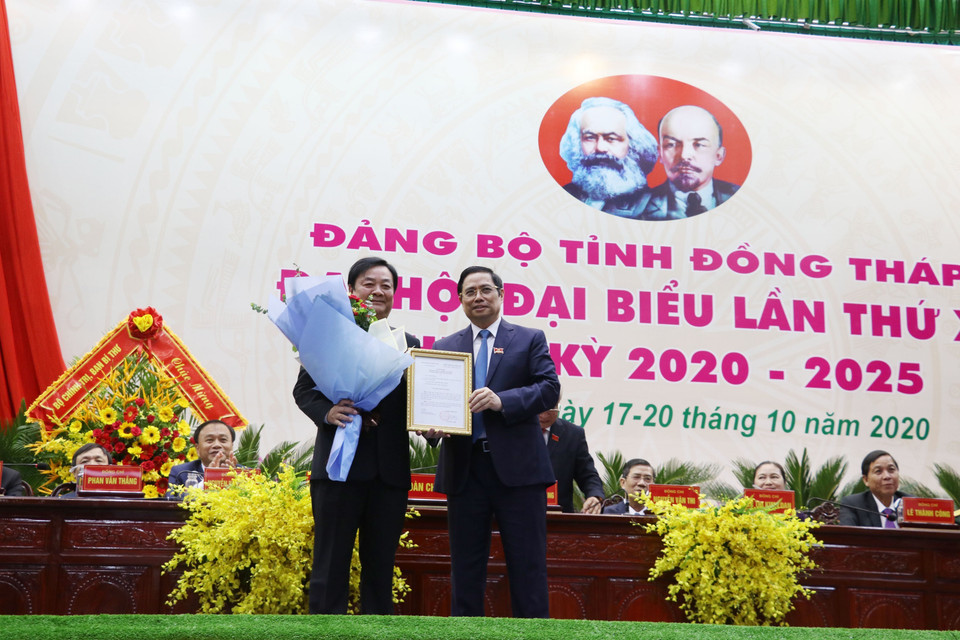 Trưởng Ban Tổ chức Trung ương Phạm Minh Chính trao Quyết định của Bộ Chính trị phân công, chỉ định cho ông Lê Minh Hoan, Ủy viên Trung ương Đảng, Bí thư Tỉnh uỷ Đồng Tháp nhiệm kỳ 2015-2020, Trưởng Đoàn đại biểu Quốc hội khóa XIV đơn vị tỉnh Đồng Tháp, Thứ trưởng Bộ Nông nghiệp và Phát triển nông thôn tham gia Ban cán sự Đảng Bộ Nông nghiệp và Phát triển nông thôn. (Ảnh: Nguyễn Văn Trí/TTXVN)