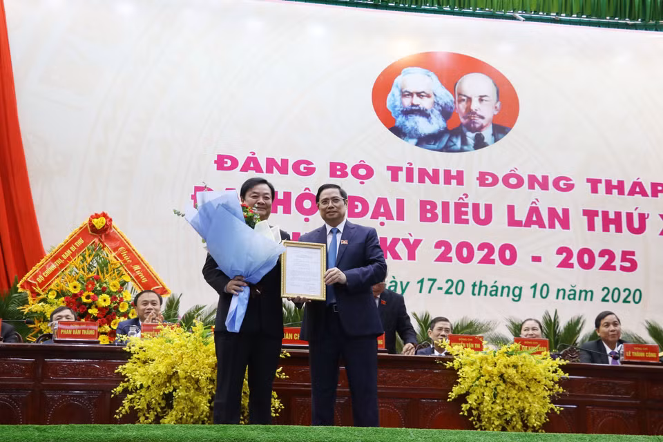 Trưởng Ban Tổ chức Trung ương Phạm Minh Chính trao Quyết định của Bộ Chính trị phân công, chỉ định cho ông Lê Minh Hoan, Ủy viên Trung ương Đảng, Bí thư Tỉnh uỷ Đồng Tháp nhiệm kỳ 2015-2020, Trưởng Đoàn đại biểu Quốc hội khóa XIV đơn vị tỉnh Đồng Tháp, Thứ trưởng Bộ Nông nghiệp và Phát triển nông thôn tham gia Ban cán sự Đảng Bộ Nông nghiệp và Phát triển nông thôn. (Ảnh: Nguyễn Văn Trí/TTXVN)