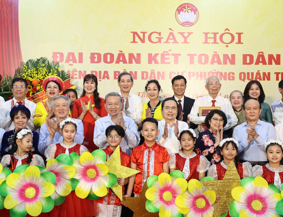 Tổng Bí thư Tô Lâm, Chủ tịch Quốc hội Trần Thanh Mẫn với cán bộ, nhân dân Phường Quán Thánh, Quận Ba Đình, Hà Nội. (Ảnh: Thống Nhất/TTXVN)