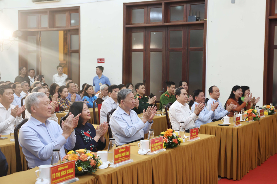 Tổng Bí thư Tô Lâm dự Ngày hội Đại đoàn kết toàn dân tộc tại Phường Quán Thánh. (Ảnh: Thống Nhất/TTXVN)