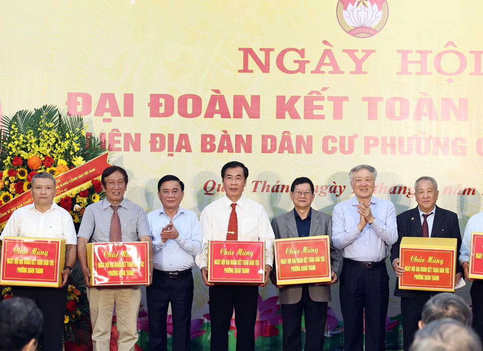 Đồng chí Trần Cầm Tú, Ủy viên Bộ Chính trị, Thường trực Ban Bí thư, Chủ nhiệm Uỷ ban Kiểm tra Trung ương và đồng chí Nguyễn Hòa Bình, Ủy viên Bộ Chính trị, Phó Thủ tướng Thường trực, tặng quà 8 tổ dân phố. (Ảnh: Thống Nhất/TTXVN)