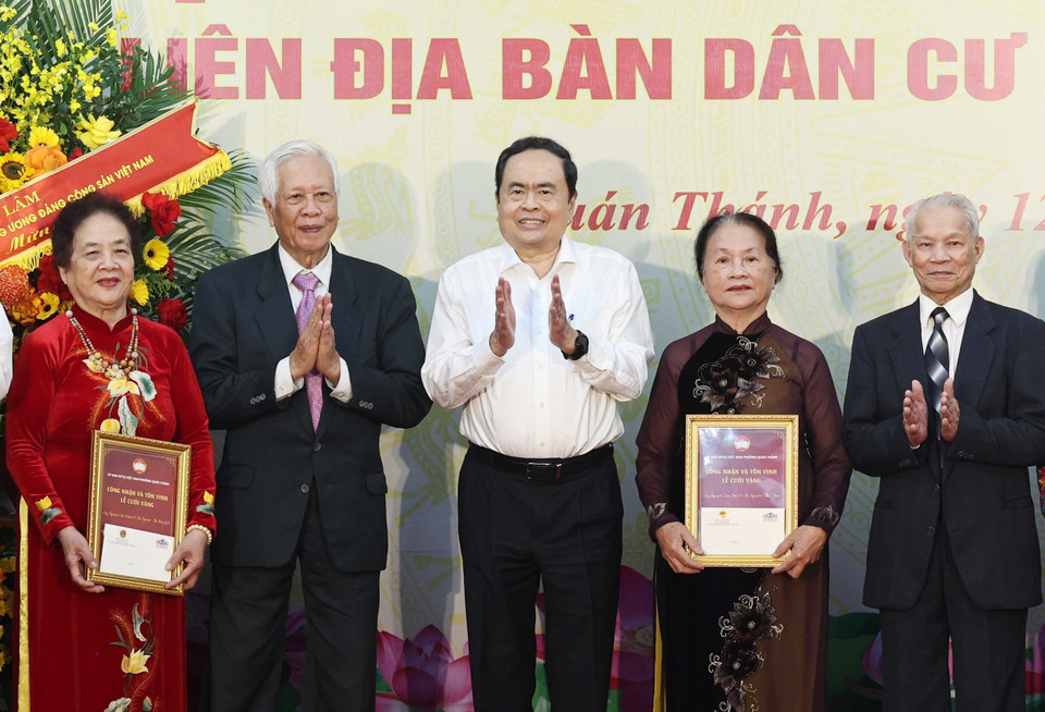 Chủ tịch Quốc hội Trần Thanh Mẫn tặng quà cho cặp đôi ông bà đám cưới vàng, đám cưới kim cương là gia đình văn hóa tiêu biểu. (Ảnh: Thống Nhất/TTXVN)