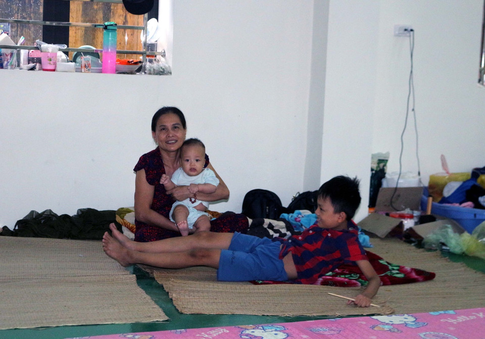 Các hộ dân thôn 2 và thôn 3 xã Phù Vân, thành phố Phủ Lý, được di dời trú tạm tại trường Tiểu học Phù Vân. (Ảnh: Đại Nghĩa/TTXVN)