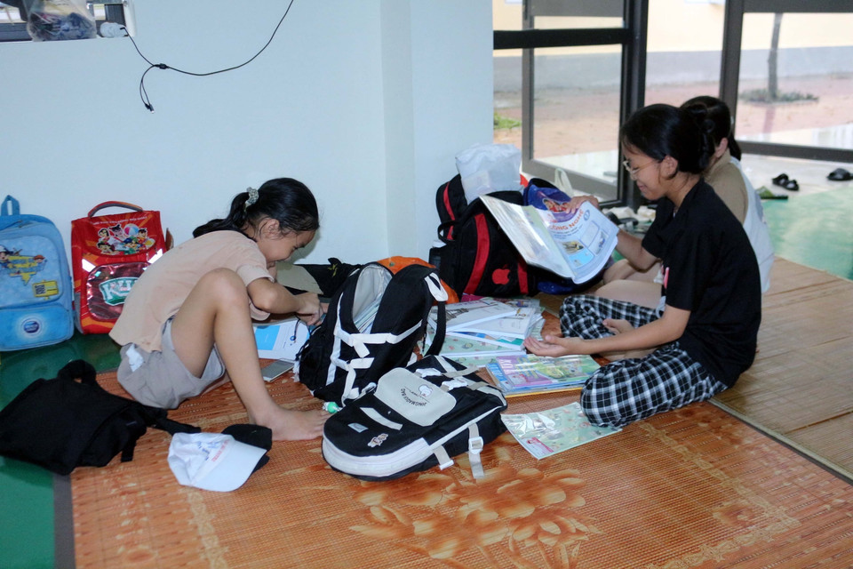 Các hộ dân thôn 2 và thôn 3 xã Phù Vân, thành phố Phủ Lý, được di dời trú tạm tại trường Tiểu học Phù Vân. (Ảnh: Đại Nghĩa/TTXVN)